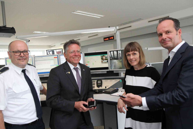 »EmergencyEye«-Partner in der Kreisleitstelle (v.l.): Leitstellenleiter Thomas Dilbens, Landrat Hans-Jürgen Petrauschke, Carola Petri und Günter Huhle (beide Corevas). Foto: Rhein-Kreis Neuss