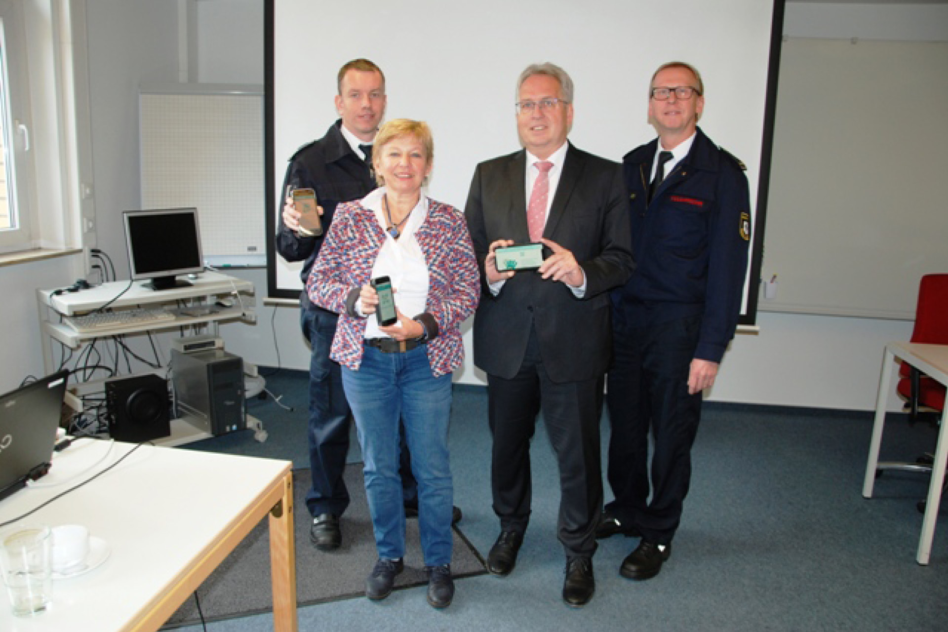(v.l.) Thomas Twelsiek (Kreisleitstelle), Silke Vahrson-Hildebrand (Amtsleitung Sicherheit und Ordnung), Landrat Jürgen Müller und Bernd Kirchhoff (Abteilungsleiter Kreisfeuerwehrzentrale/ Kreisleitstelle) bei der Vorstellung der neuen Software „Emergency Eye“, die das Unternehmen Corevas für die Personenortung entwickelt hat. (Petra Scholz, Pressestelle Kreis Herford)