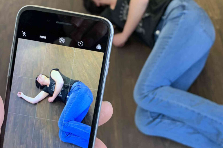 Eine hilflose Person am Boden: Die Bilder der Handykamera werden in die Leitstelle übertragen. Die Retter dort können Tipps für die erste Hilfe geben. Foto: Latzel