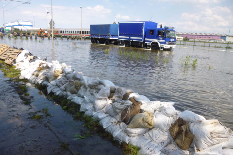 Hochwasser Sandsäcke LKW