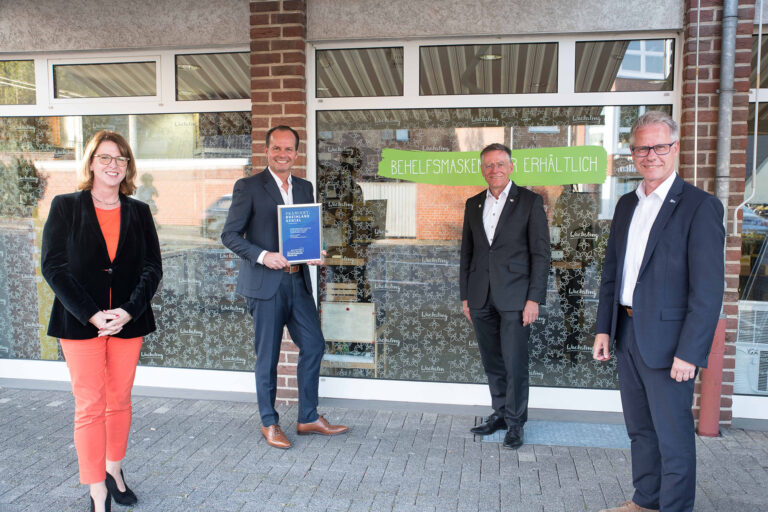 Ulla Thönnissen, Geschäftsführerin Metropolregion Rheinland, Prof. Dr. Günter Huhle von der COREVAS GmbH & Co.KG, Landrat Hans-Jürgen Petrauschke, Jennifer und Jannik Wetzel von der Wachsling GmbH und IHK-Hauptgeschäftsführer Mittlerer Niederrhein Jürgen Steinmetz © Stefan Büntig/Rhein-Kreis Neuss