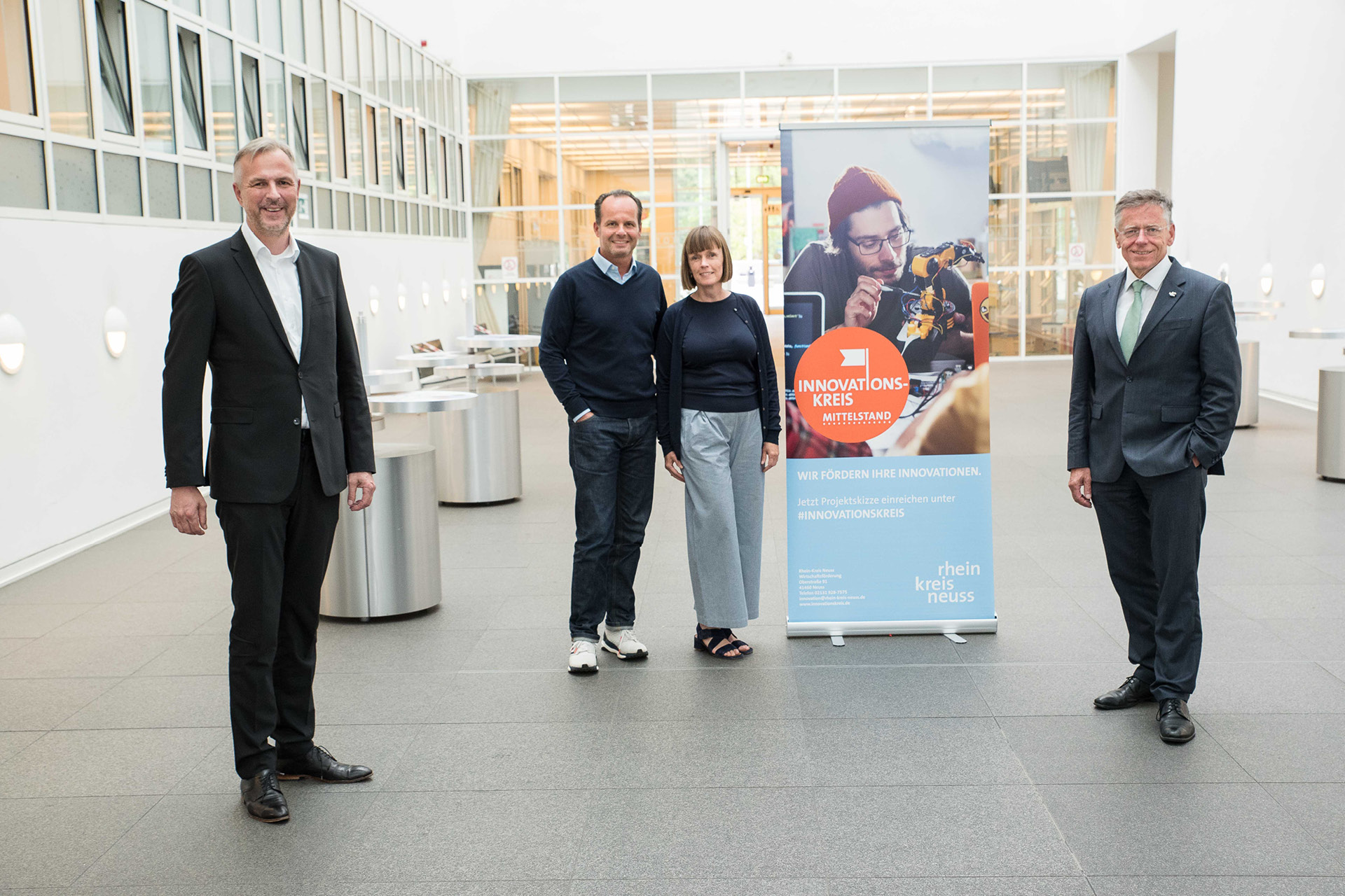 Kreisdirektor Dirk Brügge, Prof. Dr. Günter Huhle und Carola Petri (COREVAS), Landrat Hans-Jürgen Petrauschke (v.l.)