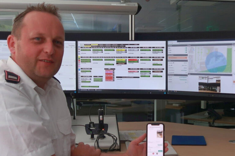Werner Eichholz, stellvertretender Leiter der Leitstelle des Rheinisch-Bergischen Kreises, zeigt die Funktionen der neuen Software »Emergency Eye« auf den Einsatzmonitoren.