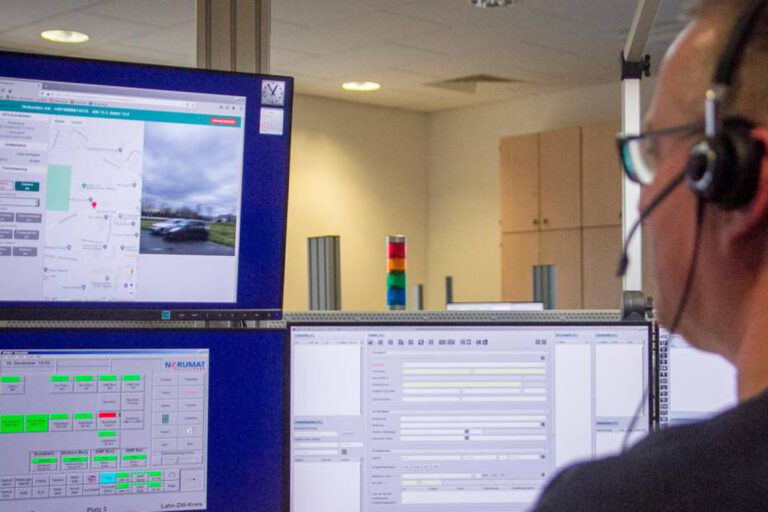 Disponent Jens Schmitt kann in der zentralen Rettungsleitstelle in Wetzlar in einem Notfall - nach Zustimmung - auf das Handy eines Anrufers zugreifen und unter anderem dessen Standort ermitteln sowie auf die Kamera zugreifen. Foto: Malte Glotz