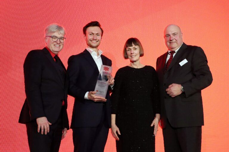 Carola Petri und Viktor Huhle bei der Preisverleihung des Björn Steiger Award 2026 für den digitalen Notruf