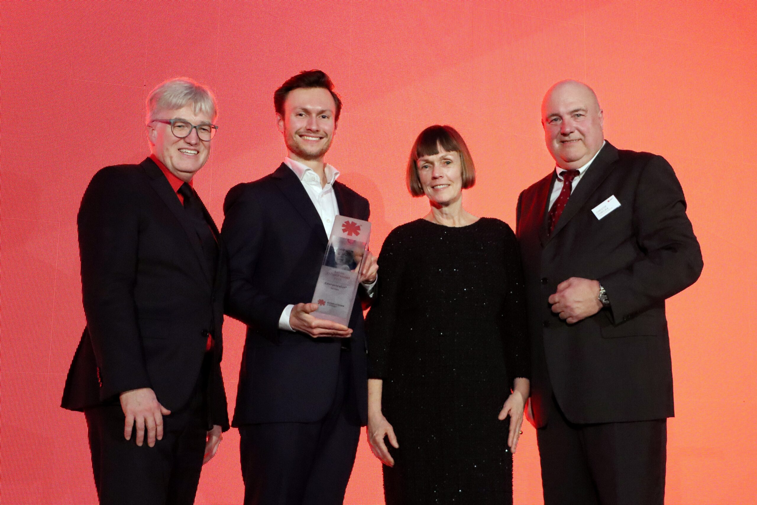 Carola Petri und Viktor Huhle bei der Preisverleihung des Björn Steiger Award 2026 für den digitalen Notruf