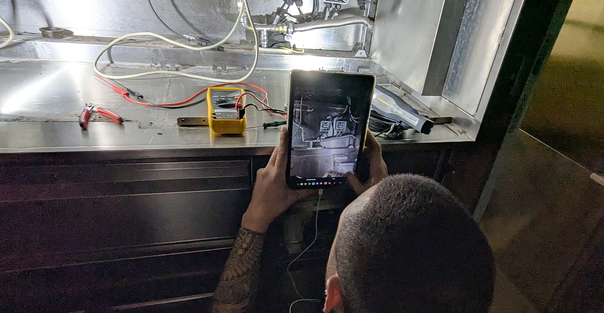 Foto Tablet Mitarbeiter DB