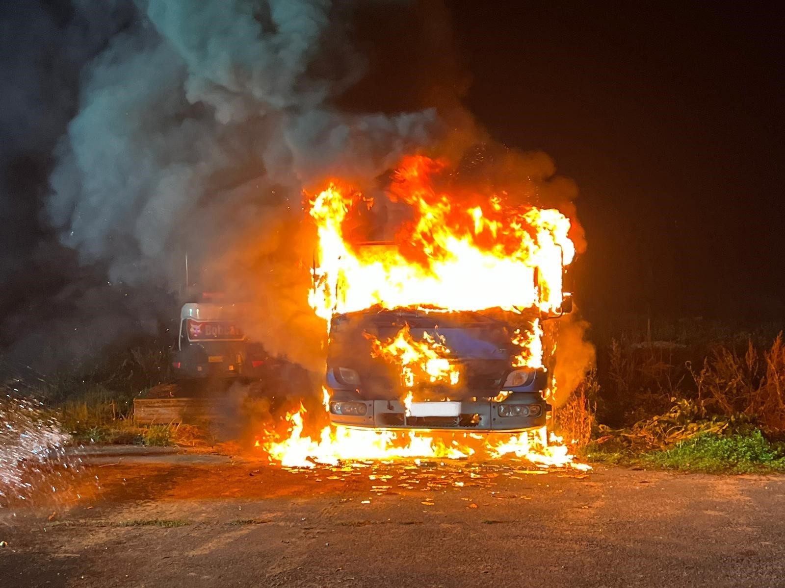 LKW-Brand auf einem Parkplatz im Odenwaldkreis.