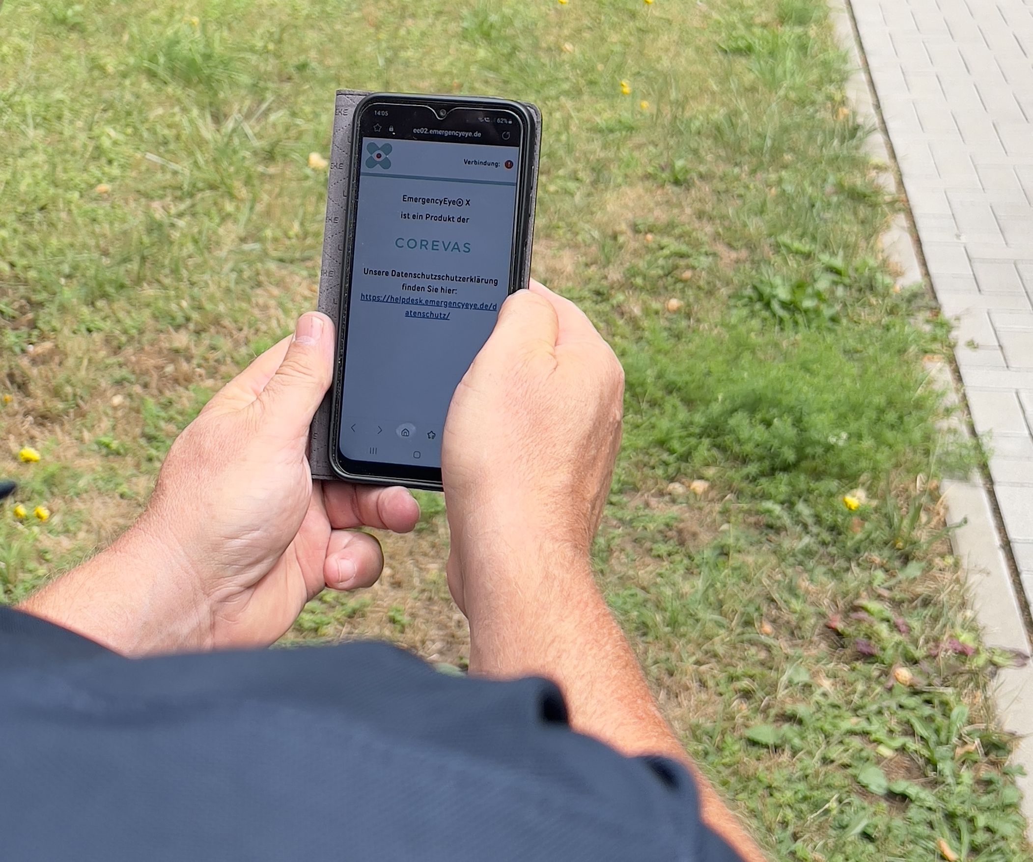 Foto Smartphone mit EmergencyEye Anwendung
